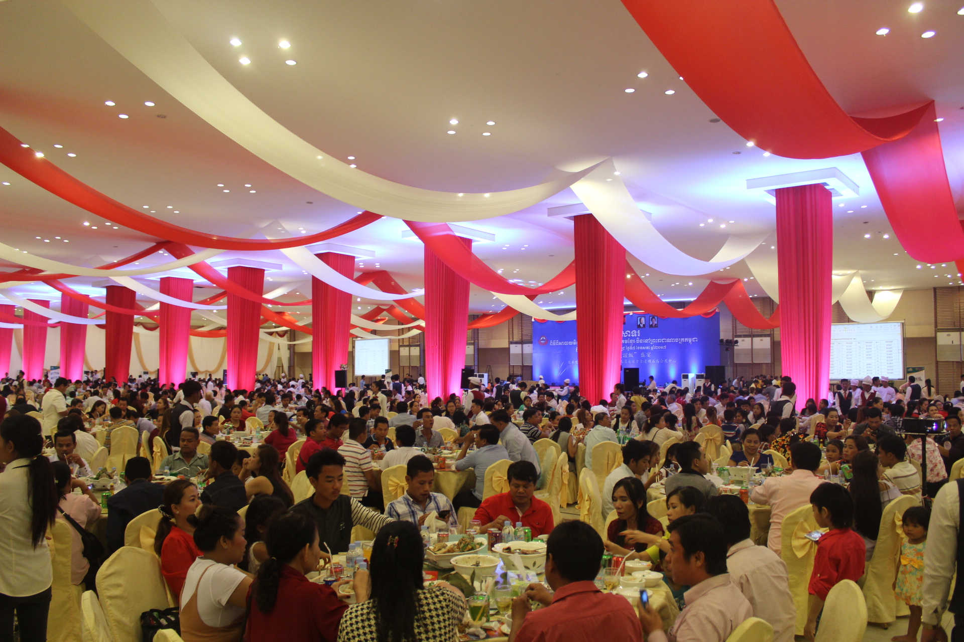 “友谊饭”盛宴于金边市钻石岛会展中心隆重举行。 （柬埔寨星洲日报）