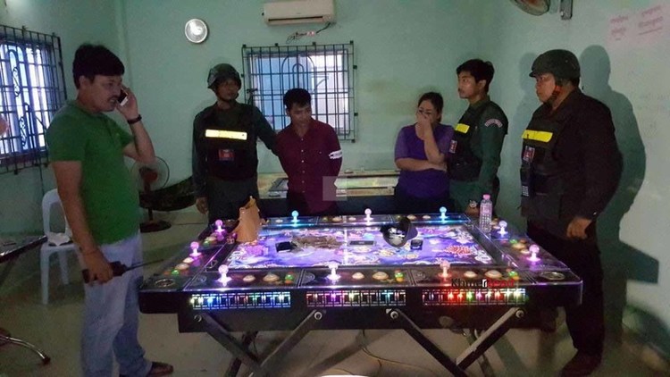 警方逮捕男女毒嫌。 （警方突袭一家非法游戏中心，逮捕两名涉及贩毒的男女，起获一包毒品及3部猎鱼机。）