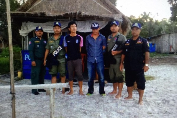 2名男子涉嫌偷窃外国游客的财物，被警方逮捕。 （柬埔寨星洲日报）