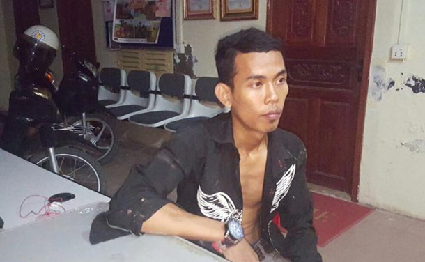 事主来到警局报案。 （柬埔寨星洲日报）