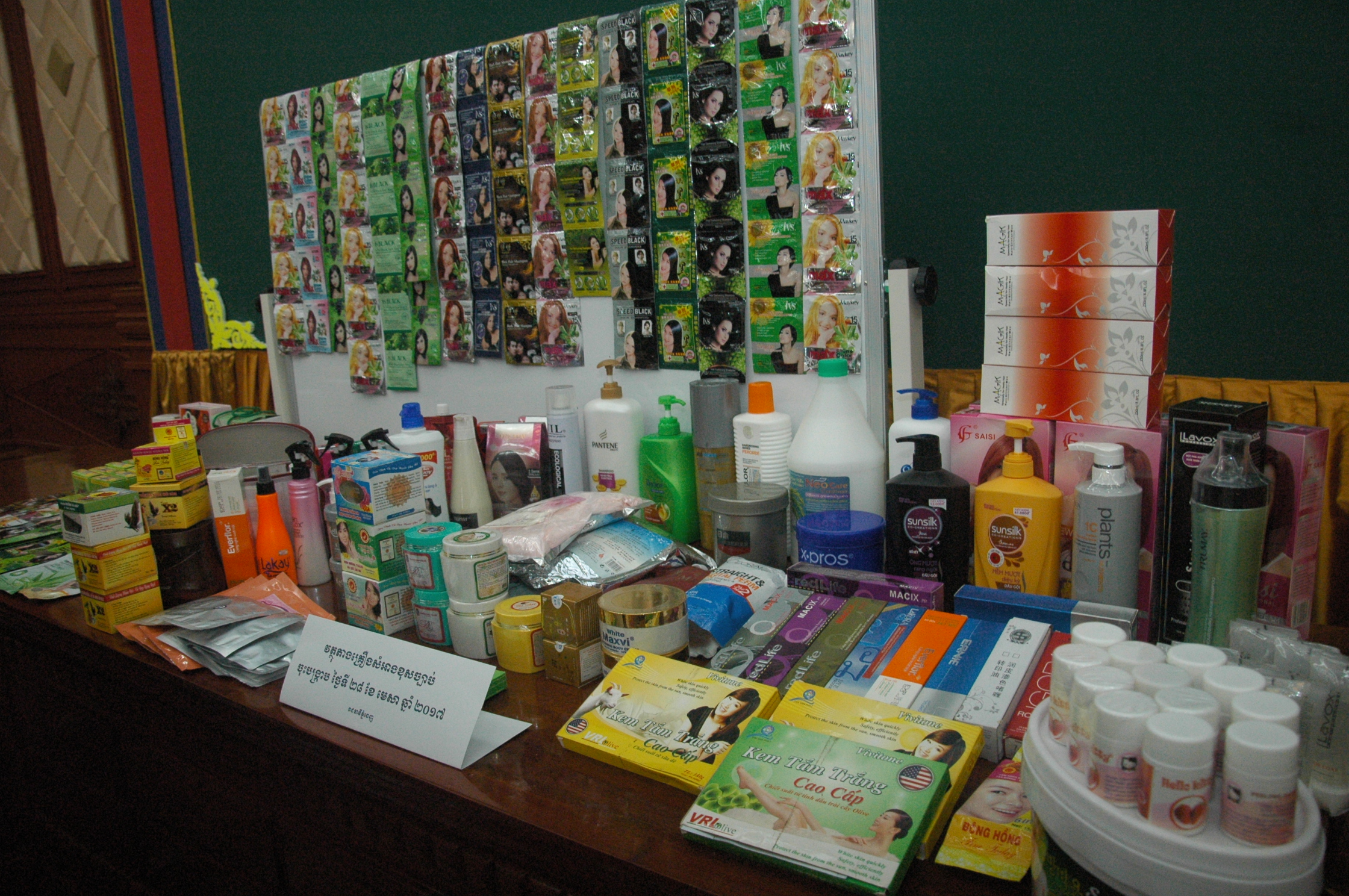 琳瑯滿目的化妝品護髮產品，都是“假貨”。(柬埔寨星洲日報)