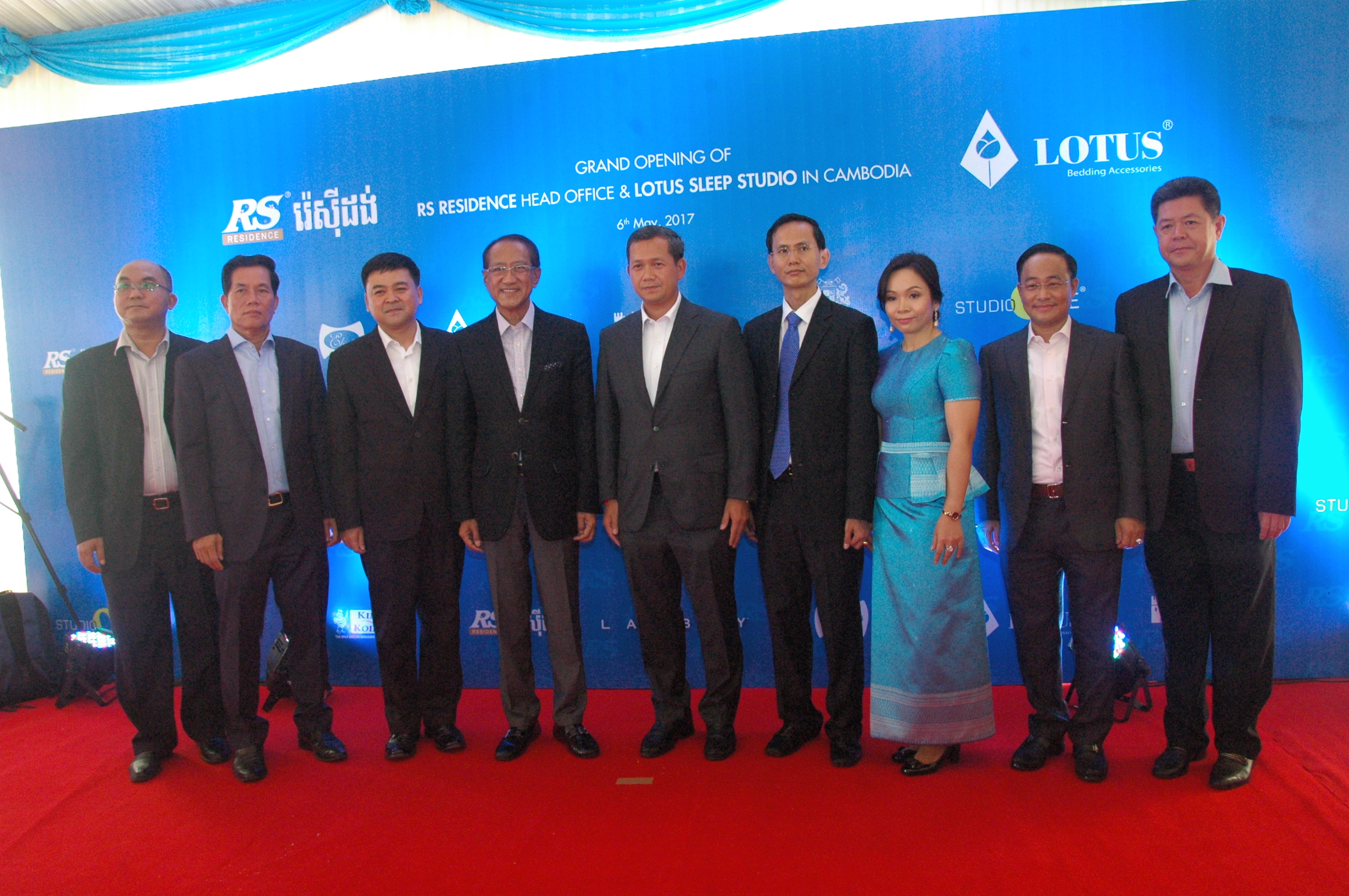 RS Residence执行长谢莫尼（右四起）、洪玛耐将军及泰国大使纳达乌出席开幕仪式。 （柬埔寨星洲日报）