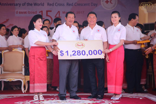 洪彪勛爵連續第二年向柬紅十字會捐獻128萬美元。（柬埔寨星洲日報）