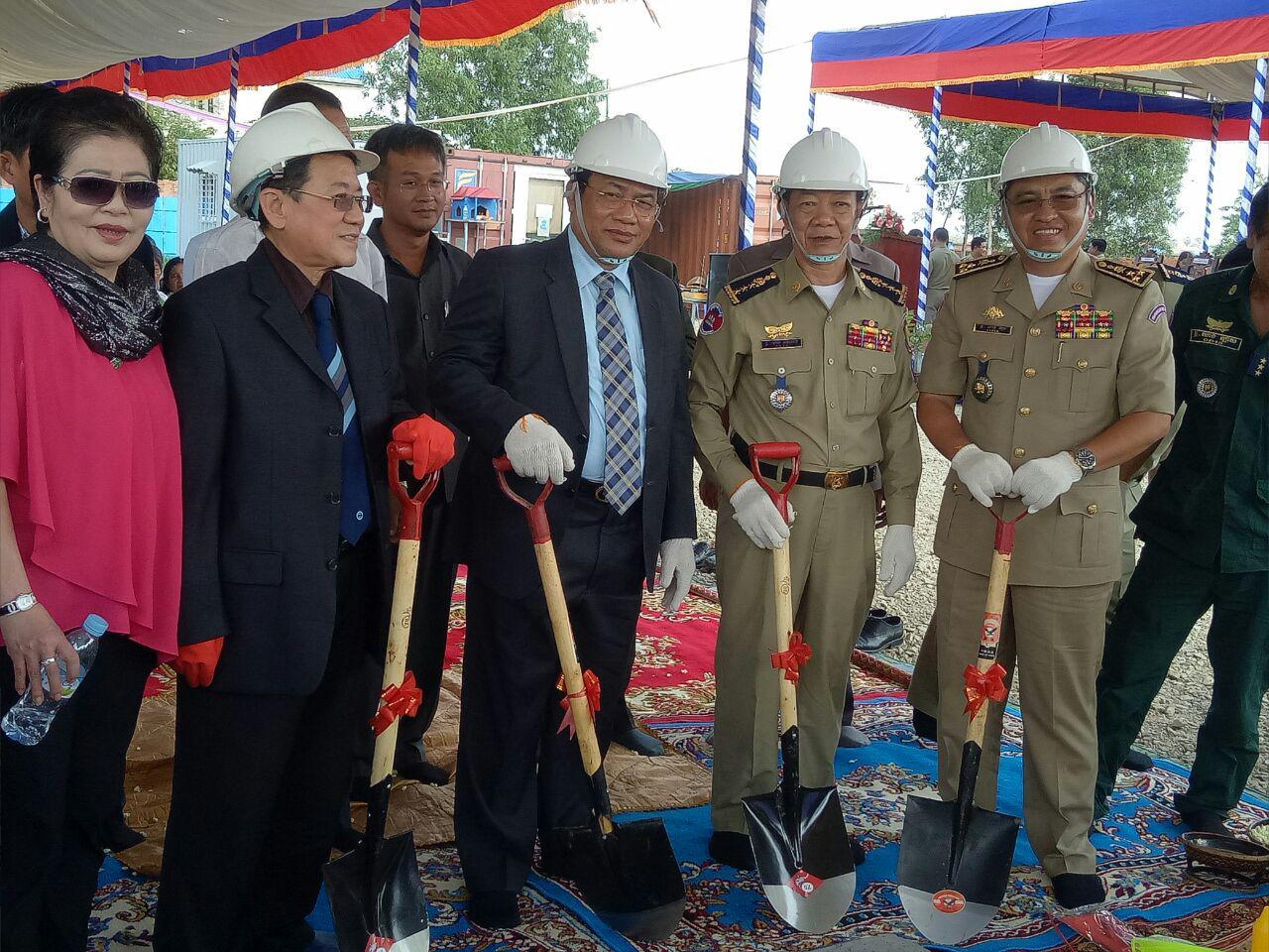 首座“豪华监狱”于昨日举行破土动工仪式,由内政部国务秘书包红潘(中)主持。
