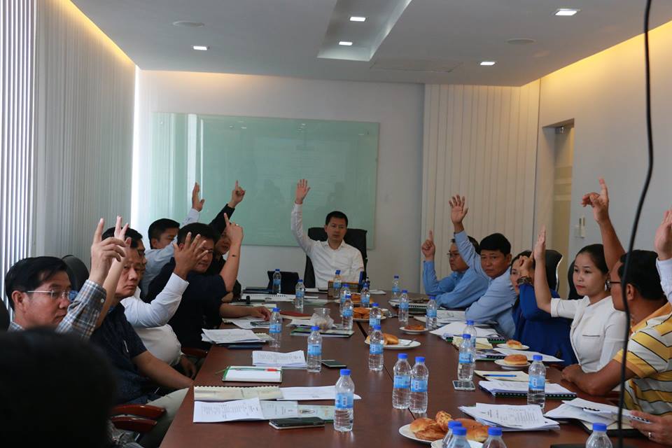 宋布提武（中）主持柬埔寨稻米联盟理事会议。