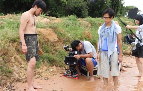4名大学生在我国拍摄“亚末鱼之味”短片。