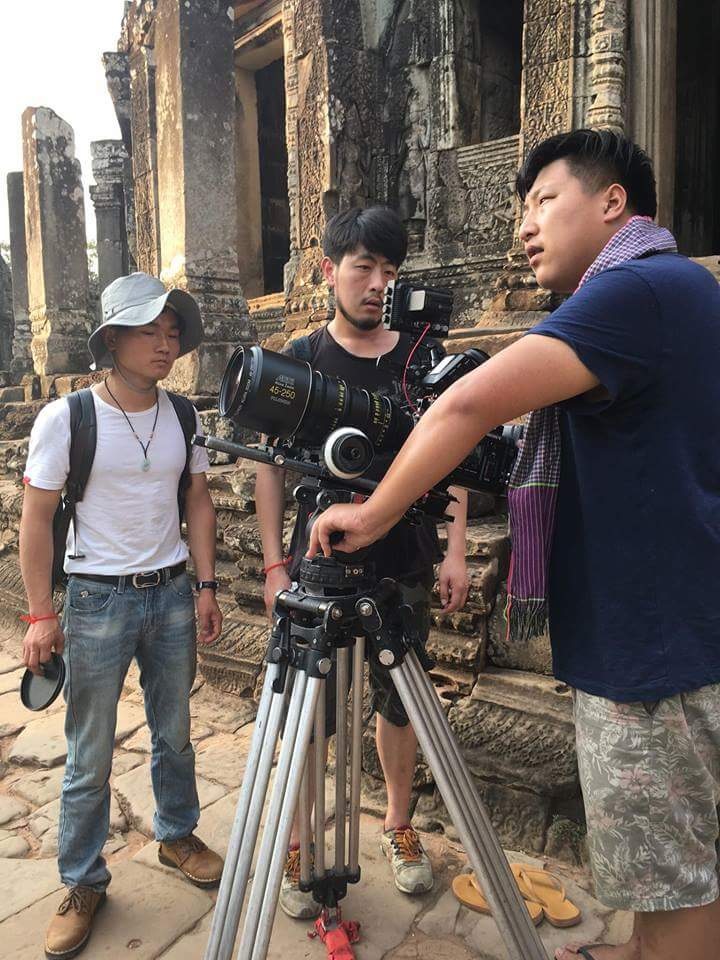 大学生开始拍摄短片。