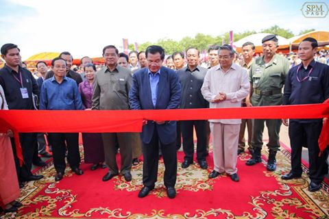 洪森为特本克蒙省行政办公楼主持剪彩仪式。