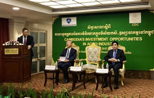 柬埔寨发展理事会秘书长速真达索彼(左)在投资讲座会上发言。