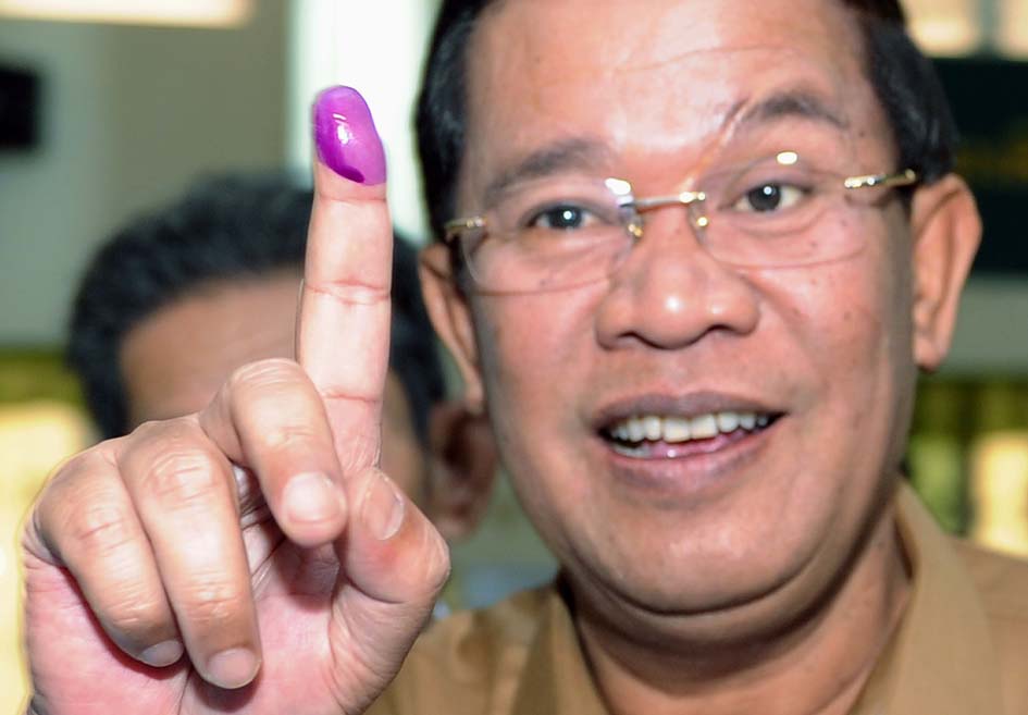 2012年第三届乡、分区选举于6月3日投票。 图为洪森当时展示沾了墨水的手指。