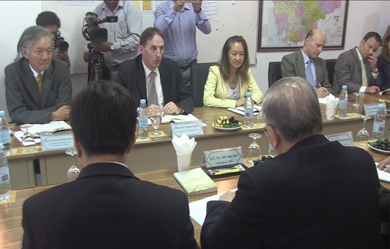 选委会与欧盟、美国和日本大使馆代表举行会谈。