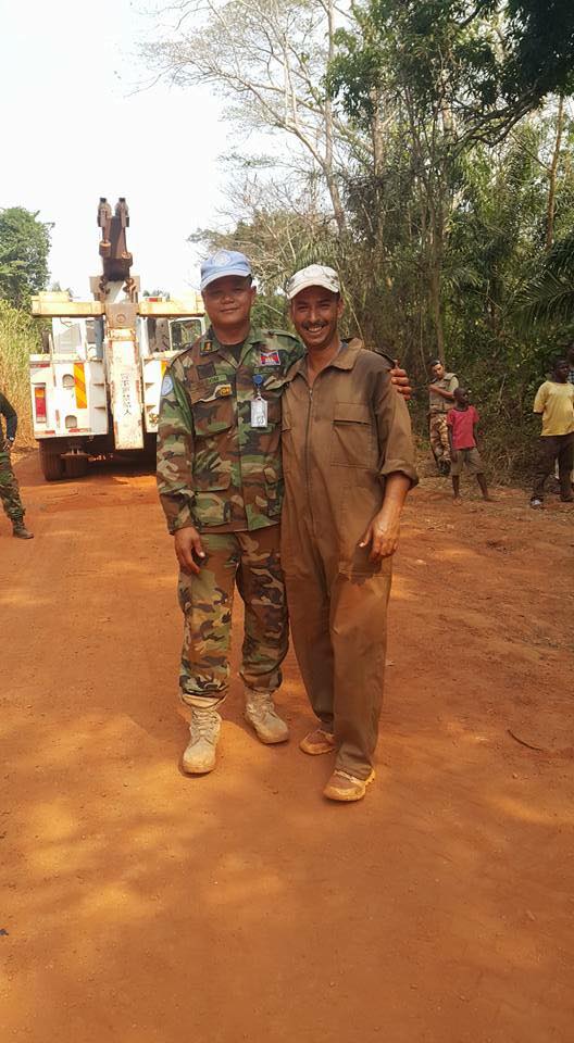 在中非阵亡的恩宋（左）与一名外国维和人员合影。