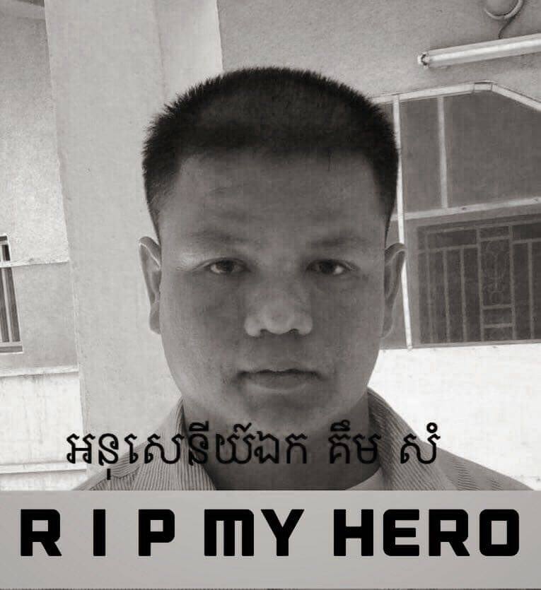 柬埔寨维和部队在营地降半旗，对阵亡的同僚表示哀悼。