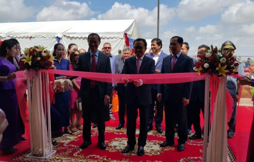 财经部国务秘书旺西伟索（中）在香港嘉里物流主席杨荣文（左）及“嘉里世桥经济特区”主席谢礼德陪同下，为经济特区主持剪彩仪式。