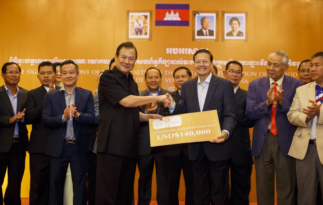 金界娱乐城代表移交模型支票予柬埔寨排球联盟主席涅沙仁（右）。