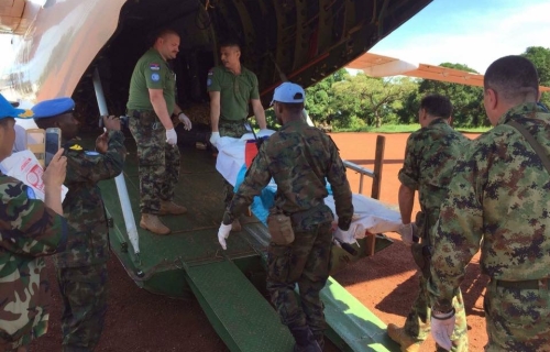 当地联合国人员运送遗体。