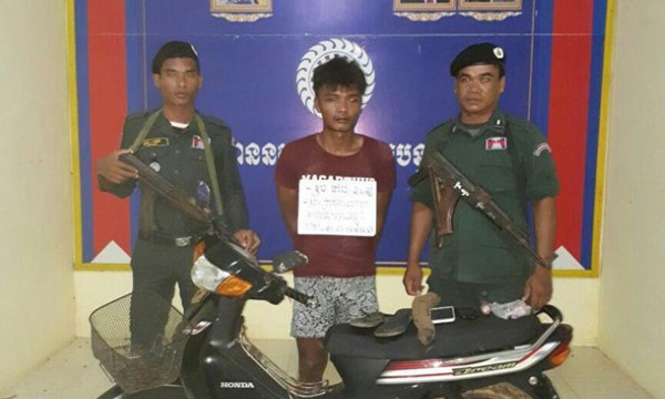 男子企图强奸女子，被警方逮捕。