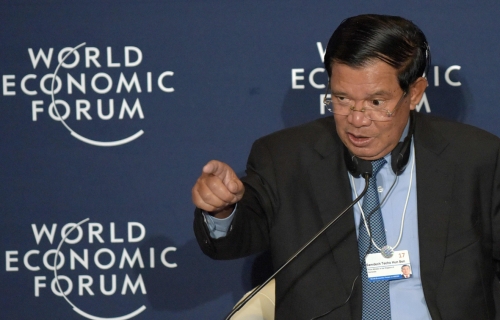 洪森在国内外媒体面前献露强人本色。