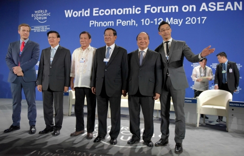 在金边举行的2017年世界经济论坛东盟峰会于昨天下午举行开幕仪式,共有4个东盟成员国首脑参加峰会,即老挝总理通伦(左二起)、菲律宾总统杜特尔特、洪森总理及越南总理阮春福。 此次峰会主题为“青年、技术和增长:确保东盟收获数字和人口红利”。