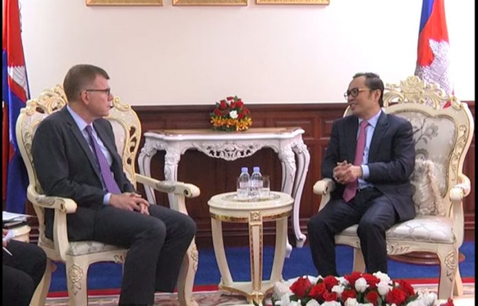 财经部国务秘书旺西伟索接见亚行副行长。