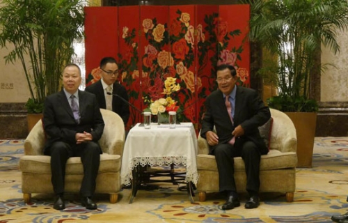 洪森（右）会见刘起涛总裁。