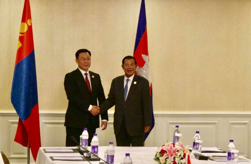 洪森（右）会见蒙古总理。