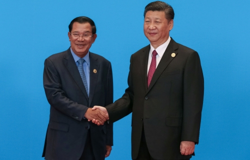 习近平在会议开始前，逐一与出席的多国领导人握手，包括柬埔寨总理洪森。 （图：法新社）