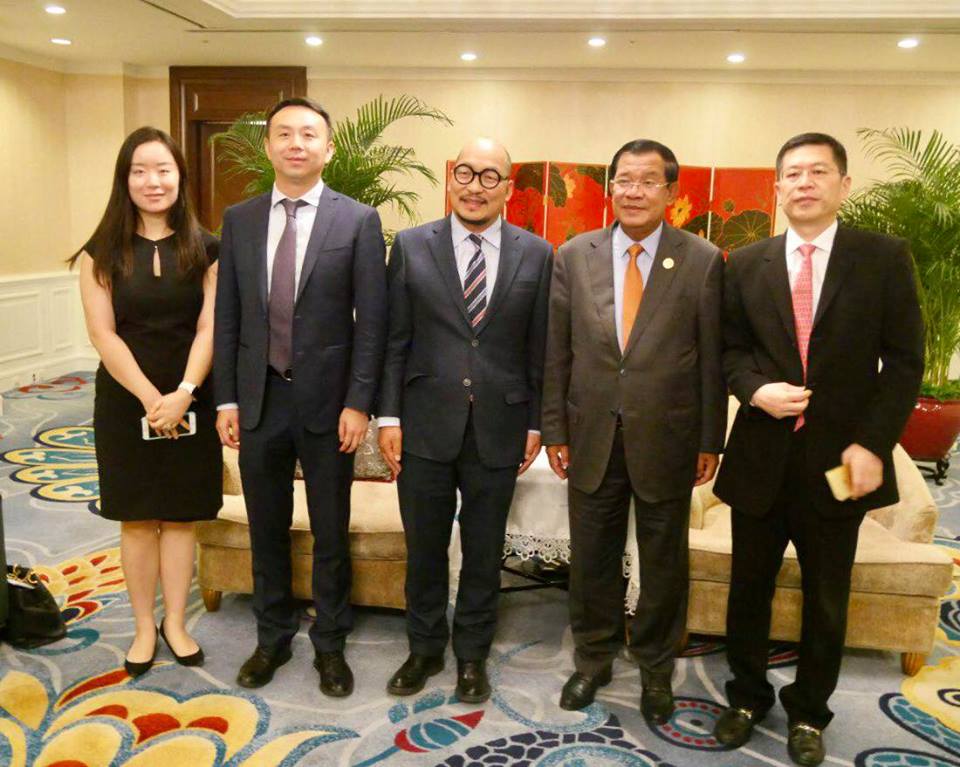 洪森总理会见鼎亿集团投资有限公司董事长李光煜（中）及高层人员。