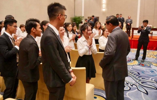 洪森总理在北京与在华留学生交流。