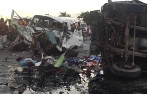 假日期间，4号公路发生恐怖车祸，造成4人死21人受伤。