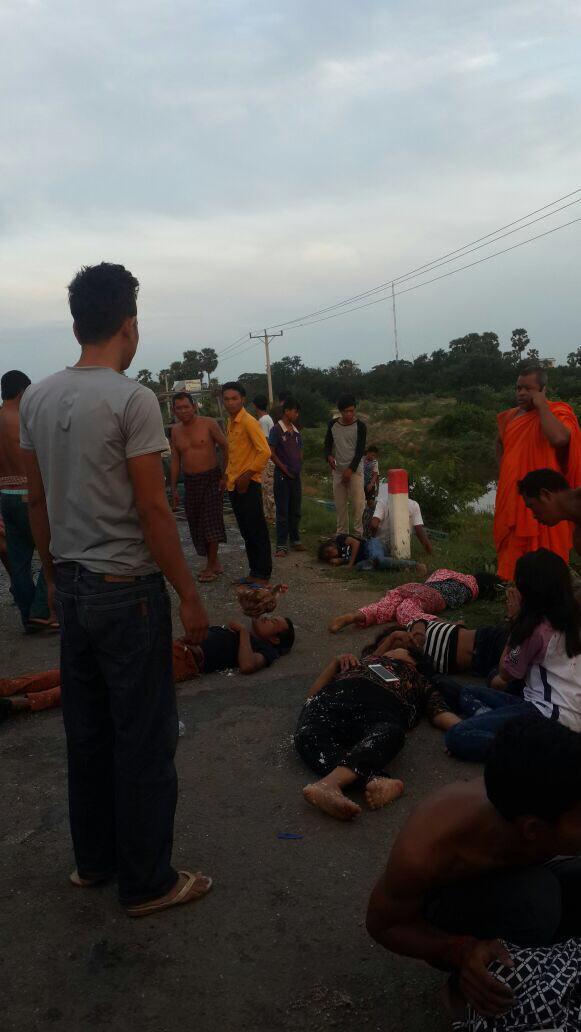 伤者躺在路边等救护车，过后分别送往实居省医院和金边市的医院。