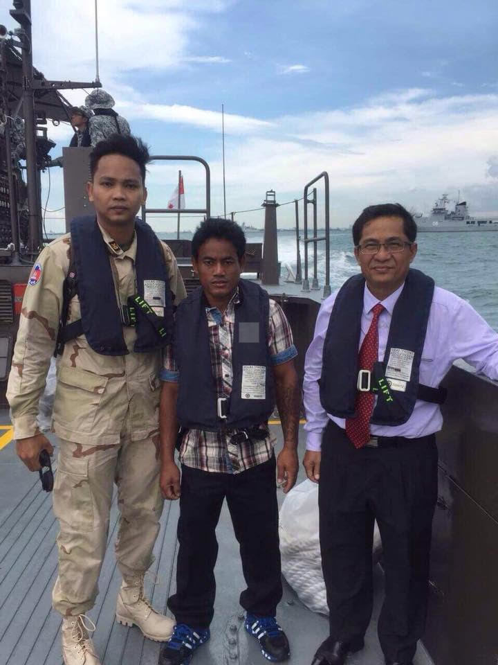 翁温（中）被获救后，与柬埔寨官员及海军合影。