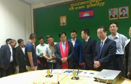 中国湖南省张家界市副市长雍岩率领的政府和企业家代表团，与暹粒签署友好城市备忘录。