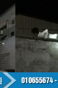 连夜震惊人们！一名男子疑是毒品发作跑上去人们的屋顶大喊寻找妻儿！ ...