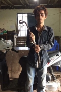 一名有前科的嫌犯居然敢拿铁撬试图撬开ATM机！！！！！