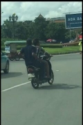 不良少年骑着摩托车手持武士刀在道路上面试图发生争斗！