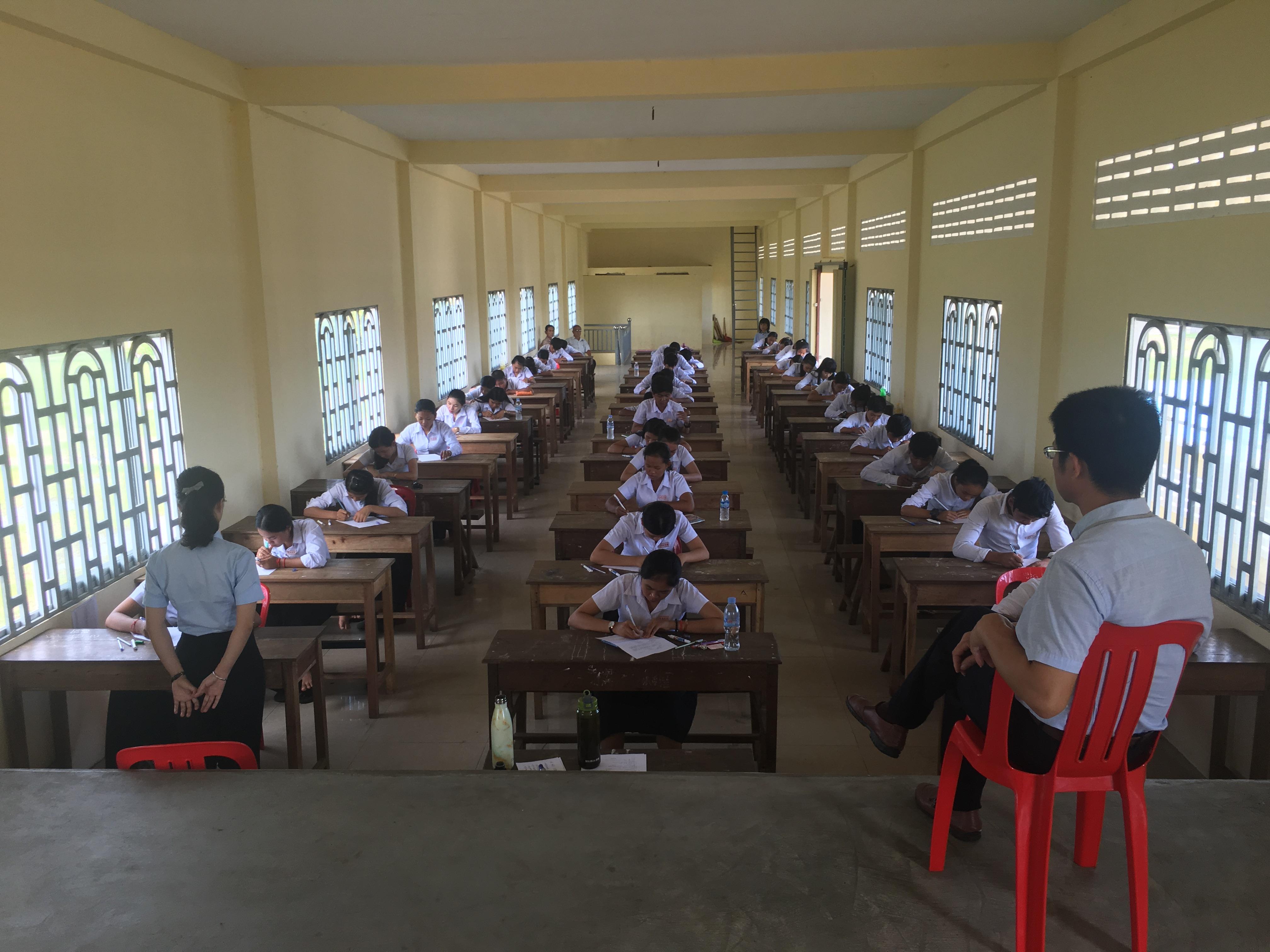 学生们沉著冷静地考试。 （图：柬埔寨星洲日报）