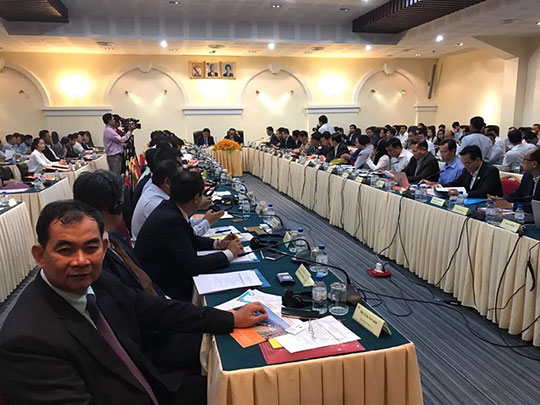 財经部与公共工程和运输部共商提升柬埔寨物流系统。（图：柬埔寨星洲日报）