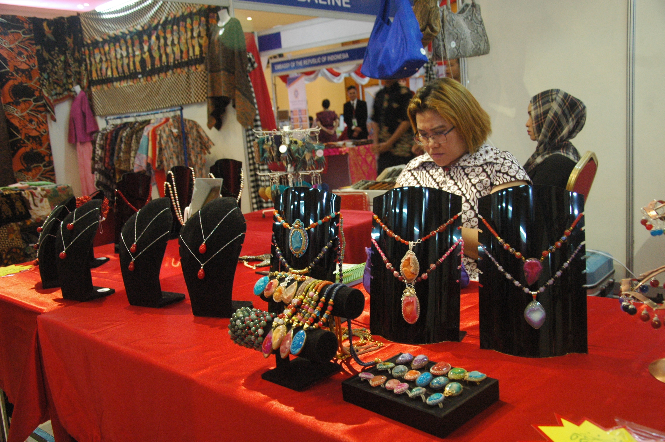 印尼项链和首饰坠物。（图：柬埔寨星洲日报）
