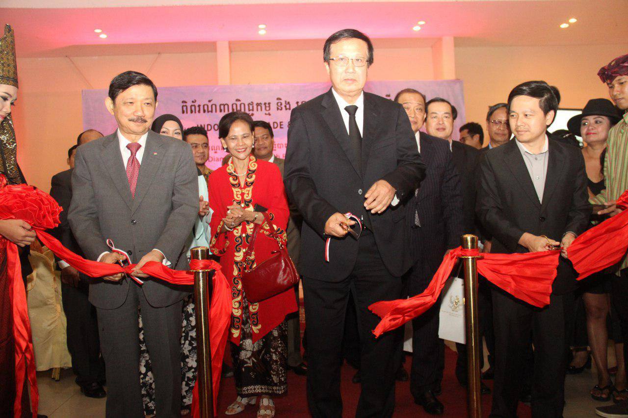 商业部长班苏拉萨（中）和印尼驻柬大使皮托诺（左）为印尼商展主持开幕仪式。（图：柬埔寨星洲日报）