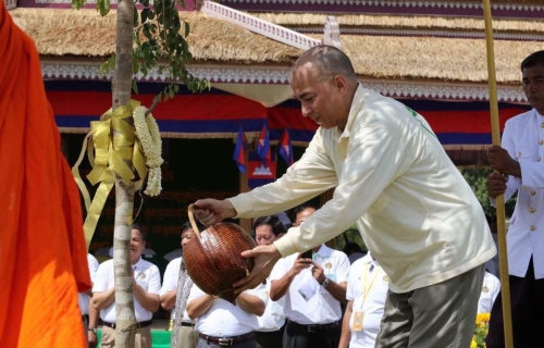 西哈莫尼国王亲手种下树苗。