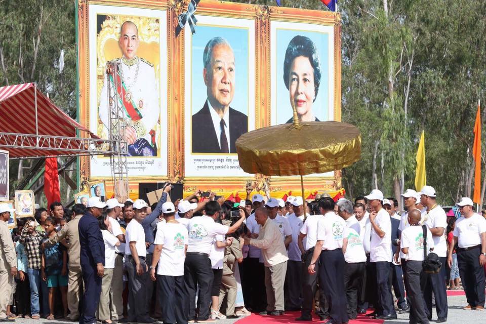 今年的植树节活动在干拉省安斯努县多炳乡举行。