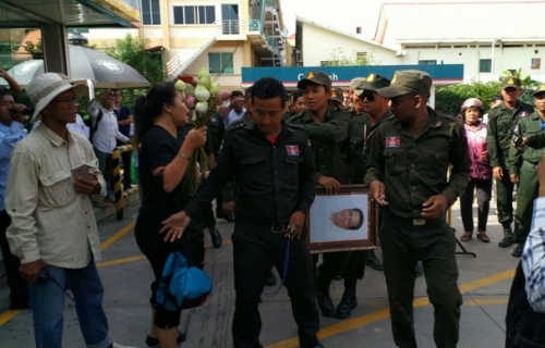 警方阻止非政府组织人员敬献花篮。