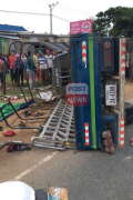 3号公路50公里处一载客车翻车50人受轻重伤