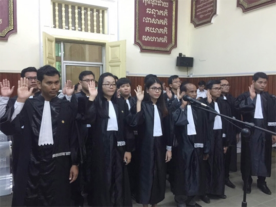 律师公会16名新律师宣誓就职