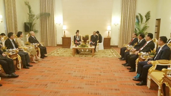 柬中友协艾森沃主席会见中国-东盟协会顾透莲会长