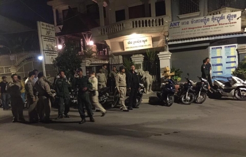 内政部警队凌晨包围庚速卡的居所。