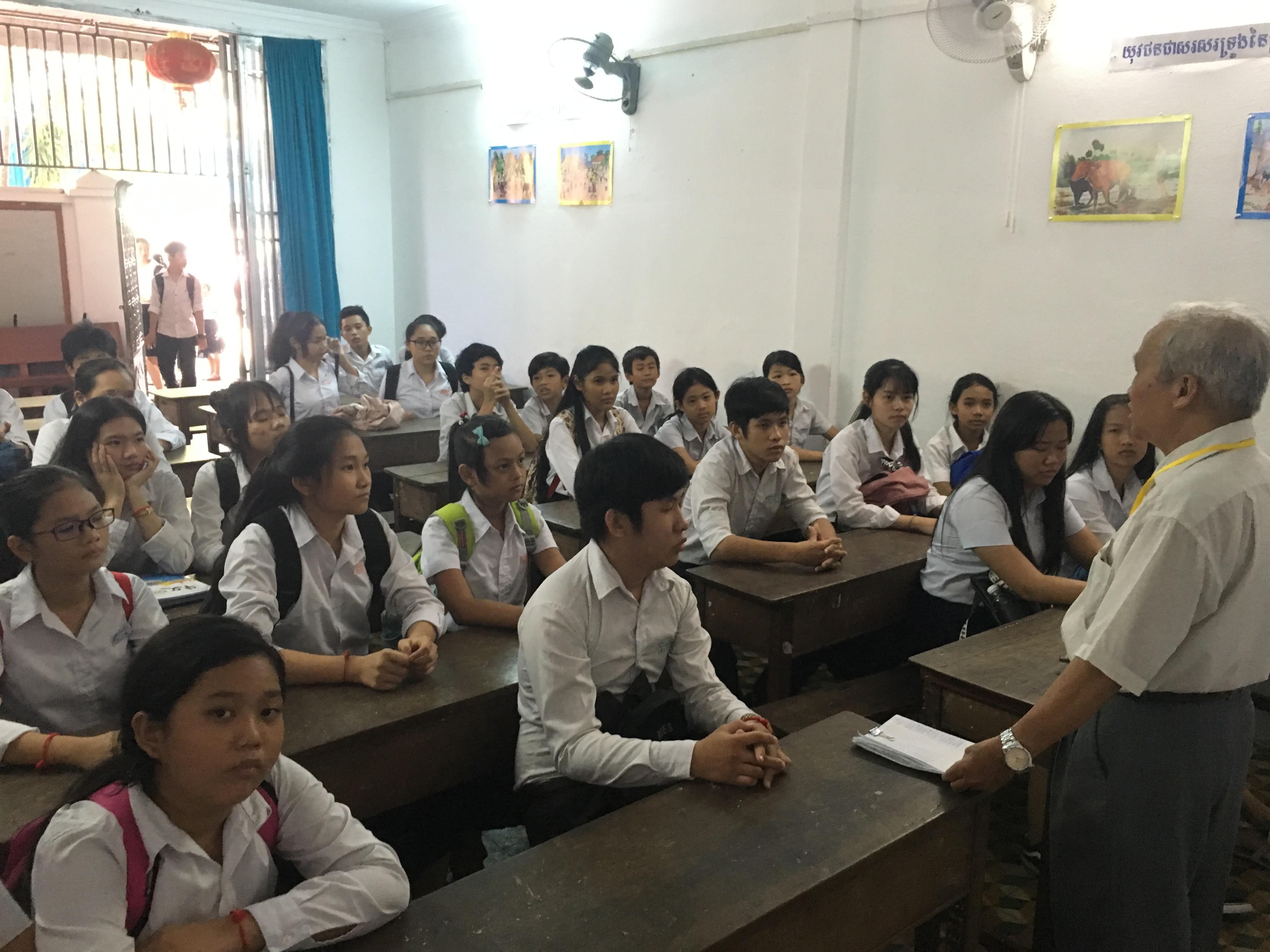 卢英华老师与“服务队”队员开会。