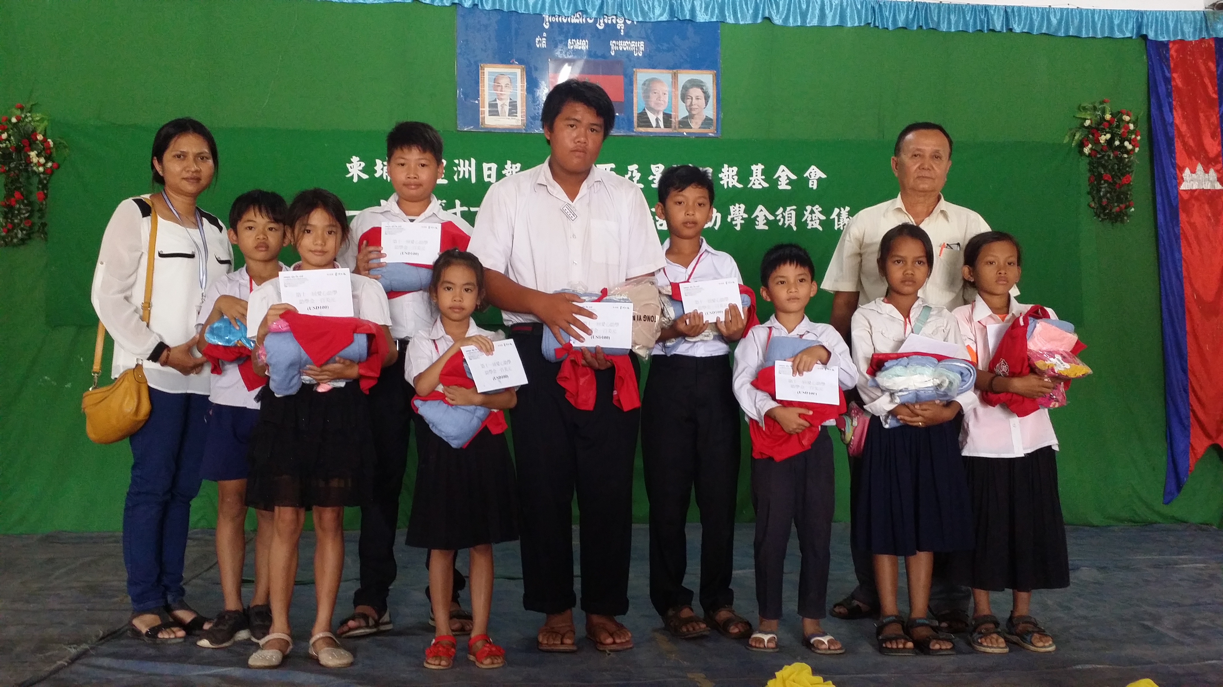 培华学校共有9位受益学生，图为受益学生与两位校长合照。