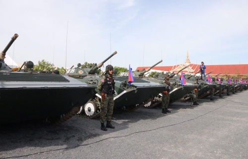 週年纪念活动展示坦克车及先进武器。